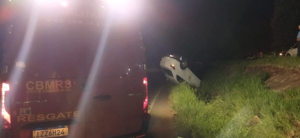 Carro capota na ERS-130 e motorista recusa bafômetro