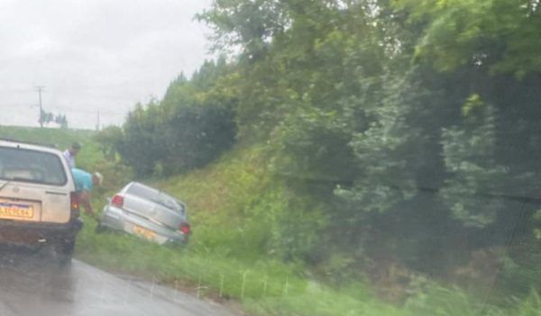 Chuva e acidentes deixam fluxo lento em rodovias do Vale 