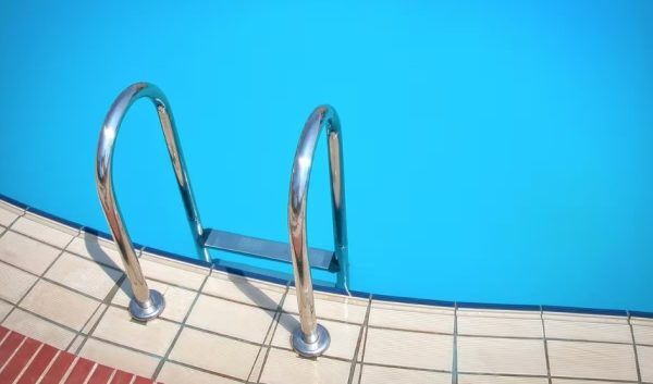 Idosa é encontrada morta em piscina de casa em Encantado