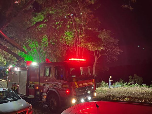 Bombeiros resgatam embarcação que quase afundou no Rio Taquari