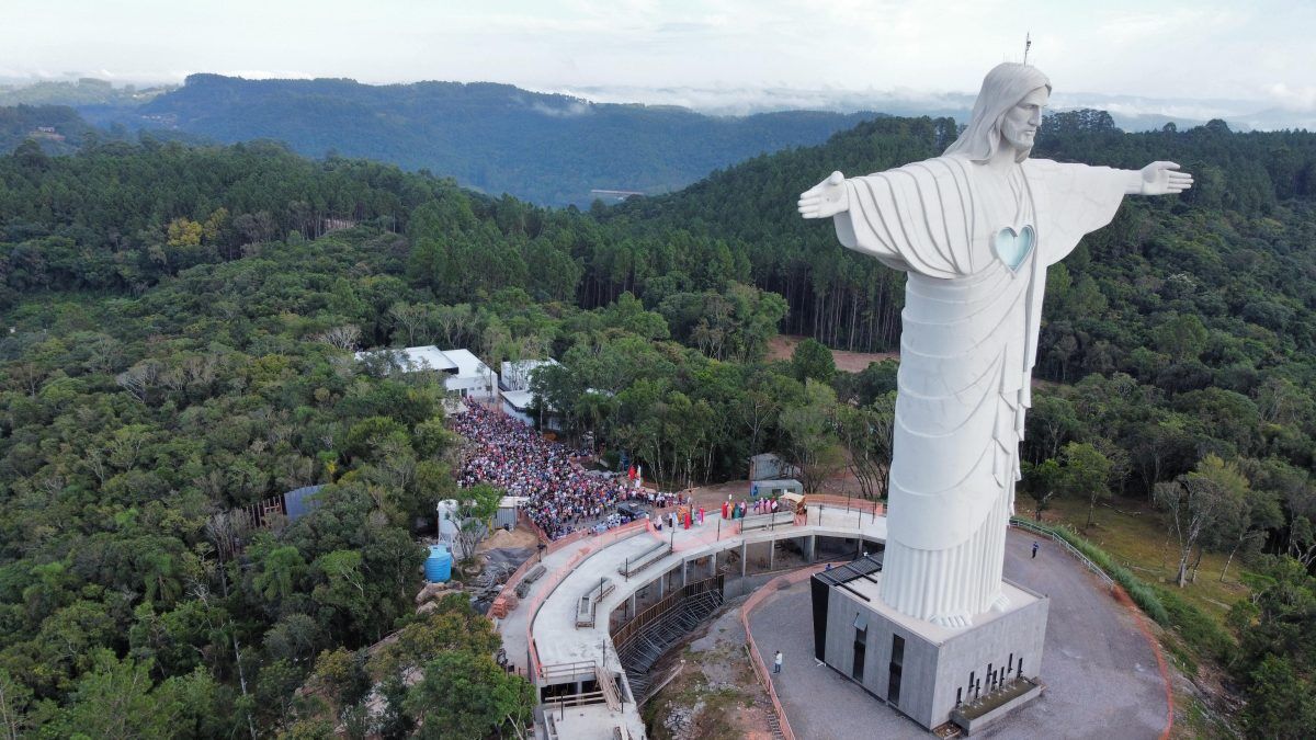 3 mil fiéis participam de procissão ao Cristo Protetor de Encantado