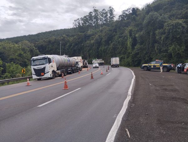 Após remover caminhões, CCR libera trânsito na BR-386
