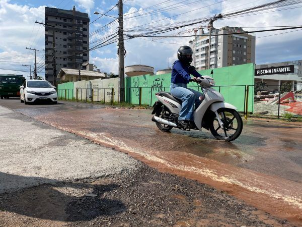 Vazamento causa bloqueio de rua no bairro Florestal, em Lajeado