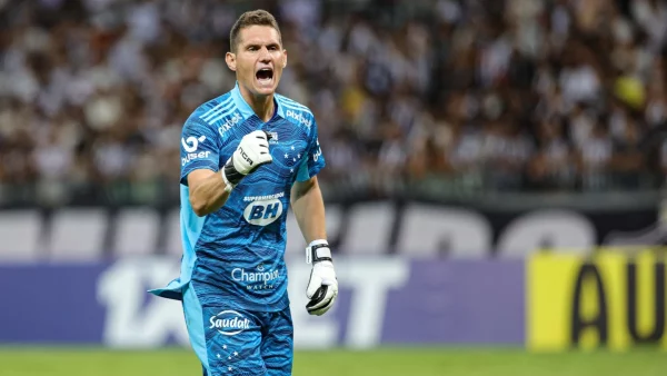 Rafael Cabral e Edenilson chegam a Porto Alegre para assinar com o Grêmio