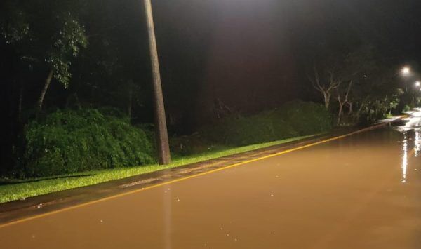 Enxurrada alaga vias, mas não causa risco de enchente ao Vale