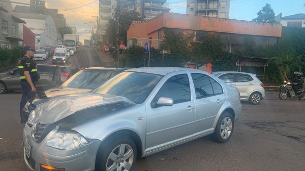 Acidente deixa trânsito lento na Av. Senador Alberto Pasqualini