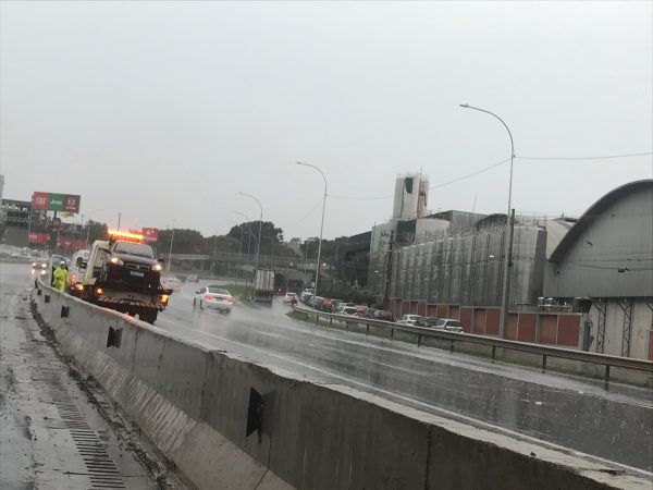 Carro aquaplana e colide contra mureta na BR-386, em Lajeado