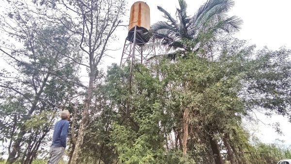 Vazamento em reservatório gera críticas e deixa moradores sem água