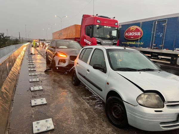 Acidente envolve três veículos na BR-386 sobre a ponte do Rio Taquari