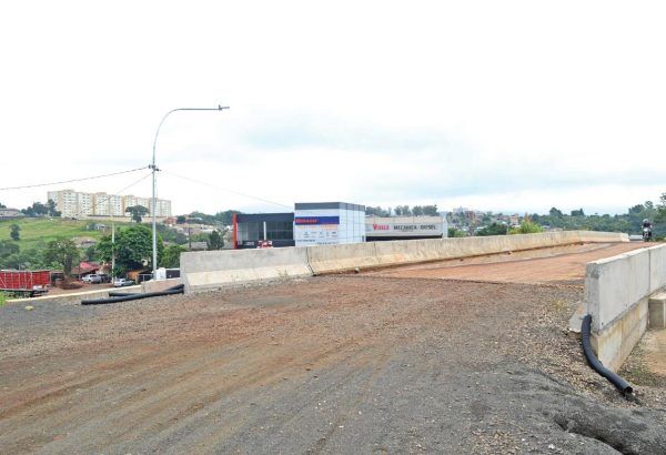 Moradores desafiam obras paradas