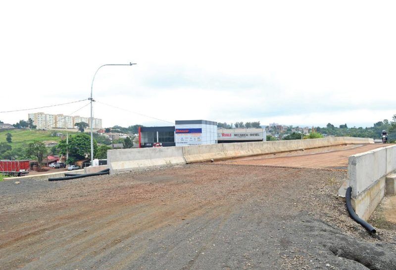 Moradores desafiam obras paradas