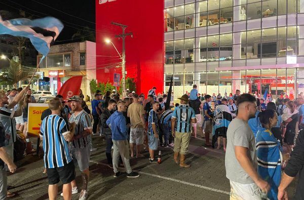 GALERIA: Torcida do Grêmio faz a festa no Centro de Lajeado