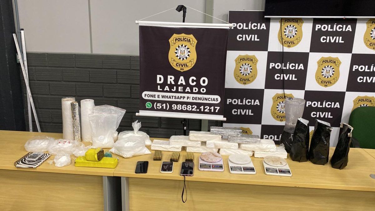 Casal é preso com 15kg de cocaína e armamento, em operação