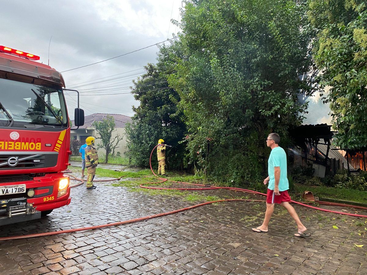 Incêndio destrói casa em Encantado