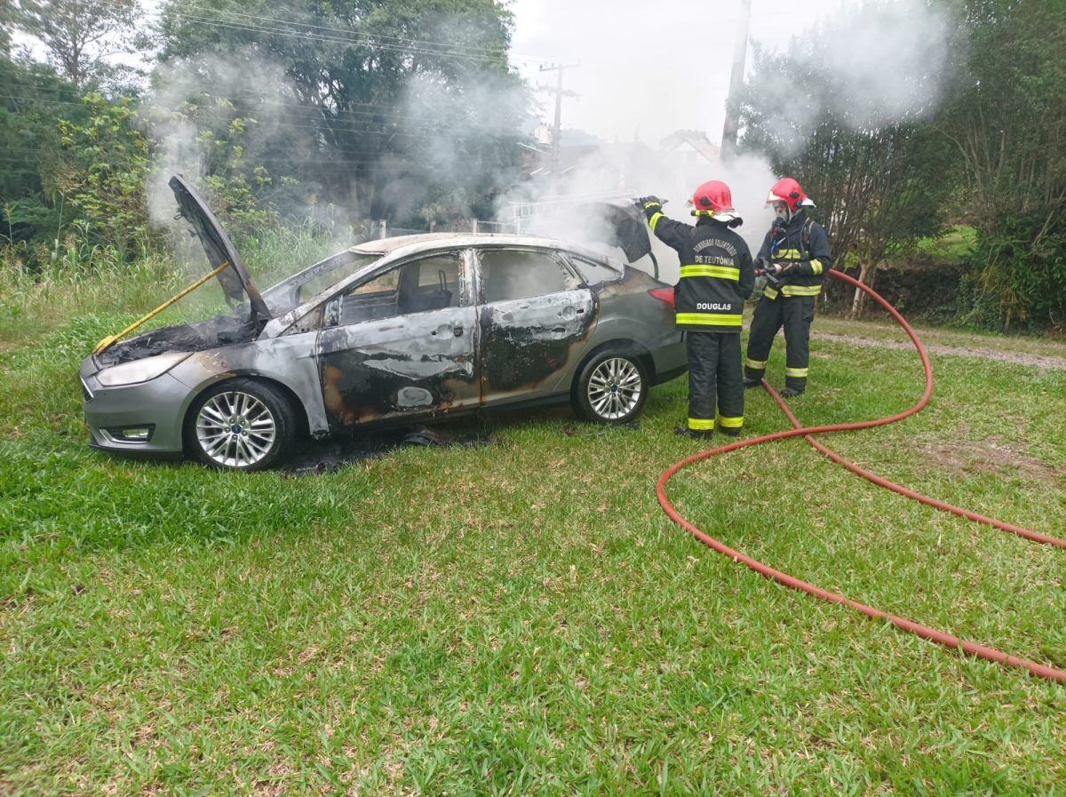 Carro é consumido pelo fogo em Westfália