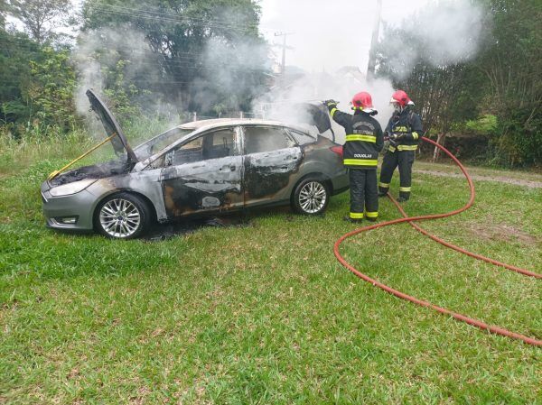 Carro é consumido pelo fogo em Westfália