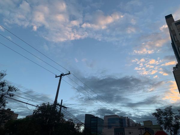 Sol aparece entre nuvens nesta terça