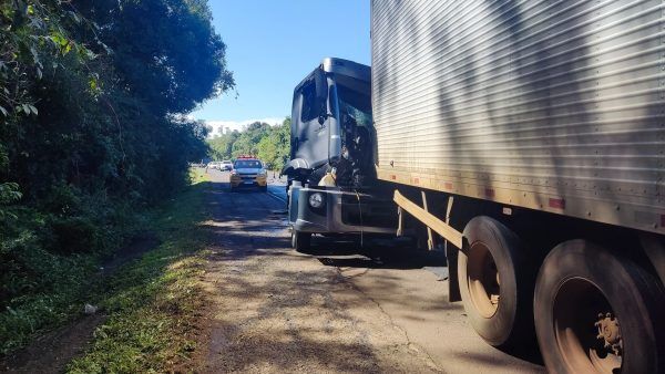 Motorista fica preso às ferragens em acidente na RSC-453