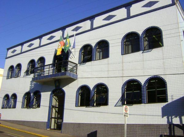 Descarga elétrica atinge equipamentos da prefeitura de Cruzeiro do Sul