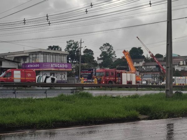 Carro aquaplana, sai de pista e colide no guarda-corpo da BR-386, em Estrela
