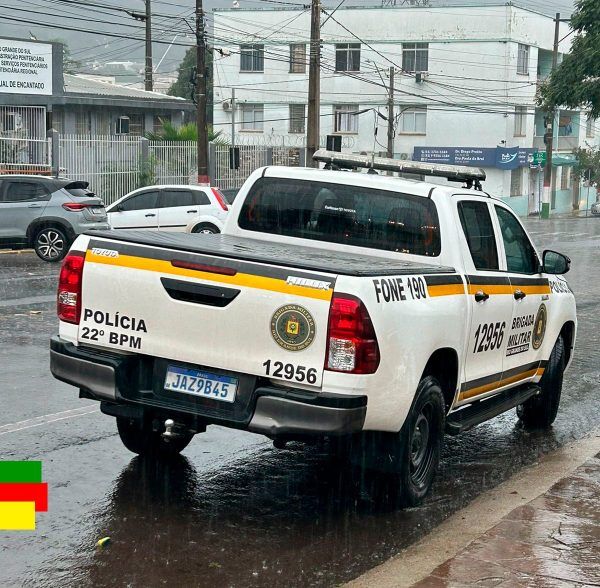 Policiais militares pulam janela de casa e resgatam idosa em Encantado