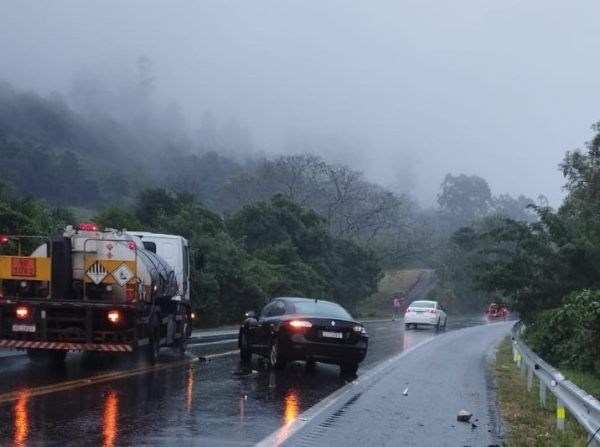 Motorista perde controle e colide em guarda-corpo na BR-386 