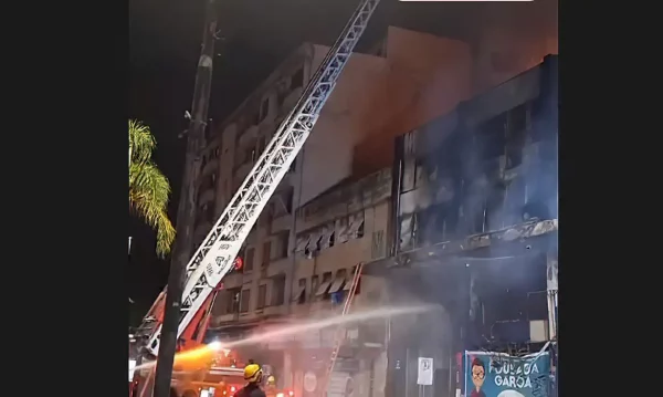 Prefeitura e polícia apuram caso de pousada incendiada em Porto Alegre