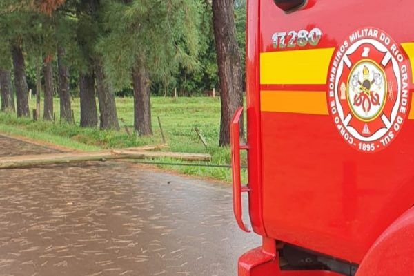 Temporal derruba poste e alaga casa em Estrela