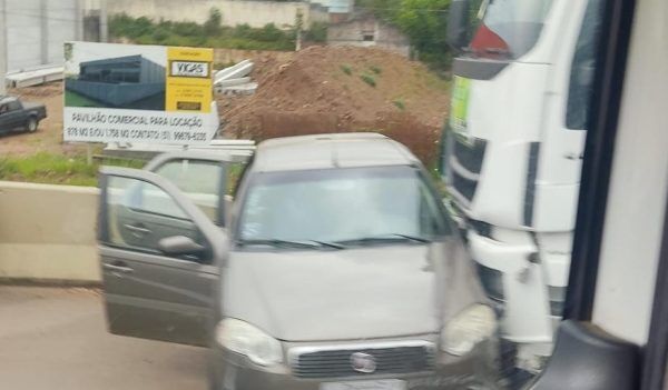 Caminhão e carro colidem na BR-386, em Estrela