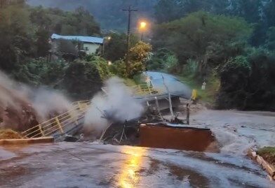 Ponte é levada pela correnteza em Santa Tereza durante vídeo da prefeita