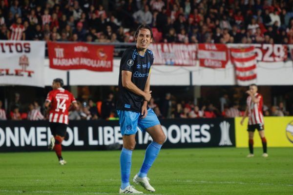 Grêmio confirma fratura no braço de Geromel