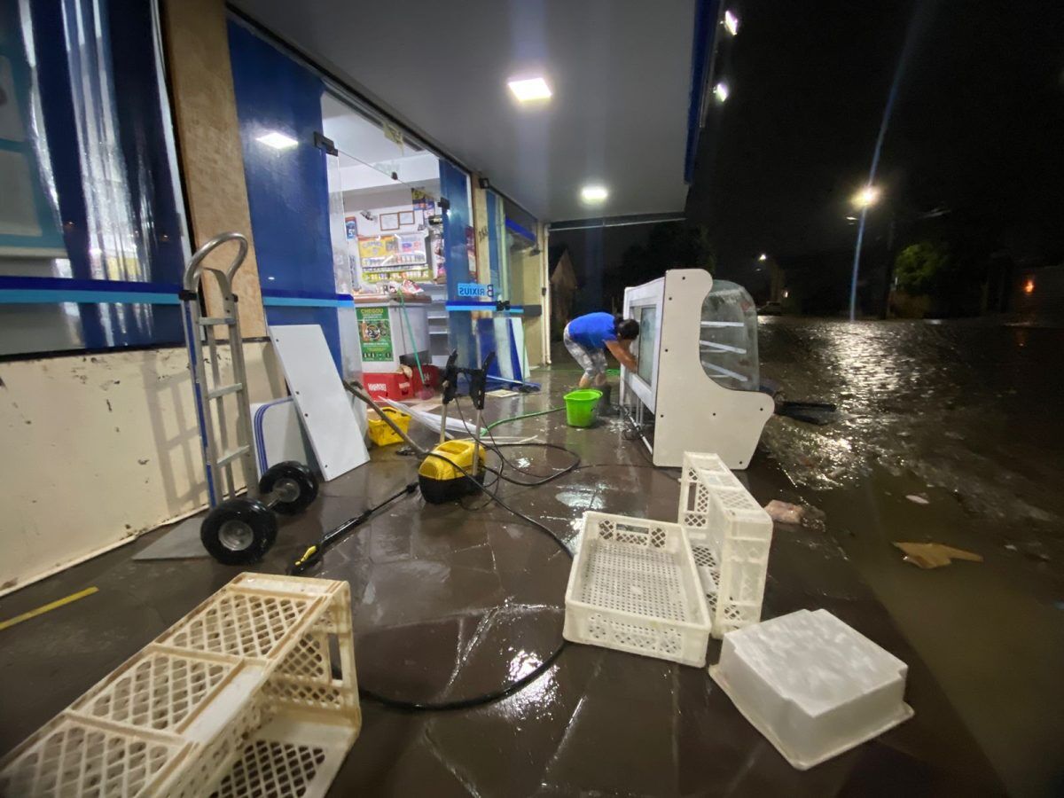Depois da cheia, governo desobstrui e limpa ruas em Venâncio Aires