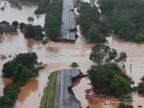 Ruptura do asfalto bloqueia RSC-287, em Venâncio Aires