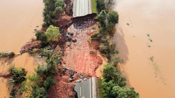Concessionária libera ponte, mas bloqueios na 287 permanecem