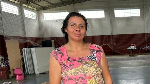 Ginásio do Bairro Santo Antônio serve marmita para famílias