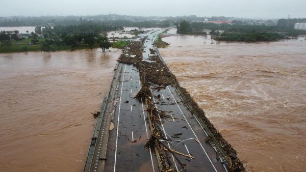 Asfalto destruído: veja como ficou a ponte entre Lajeado e Estrela