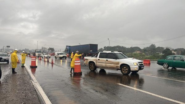 CCR bloqueia pista da ponte sobre o Arroio Boa Vista, em Estrela