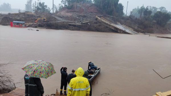 Chuva suspende travessia de balsa e barcos voltam a operar