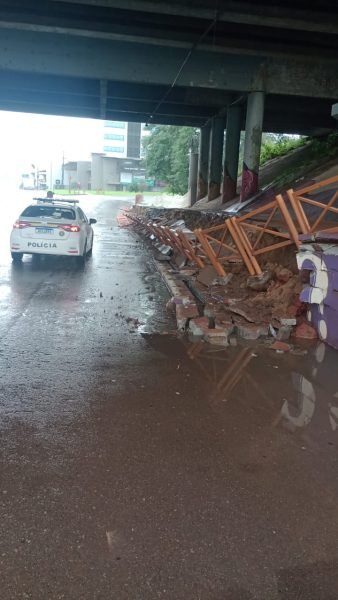 Calçada de passeio cai devido ao solo encharcado no viaduto da BR-386