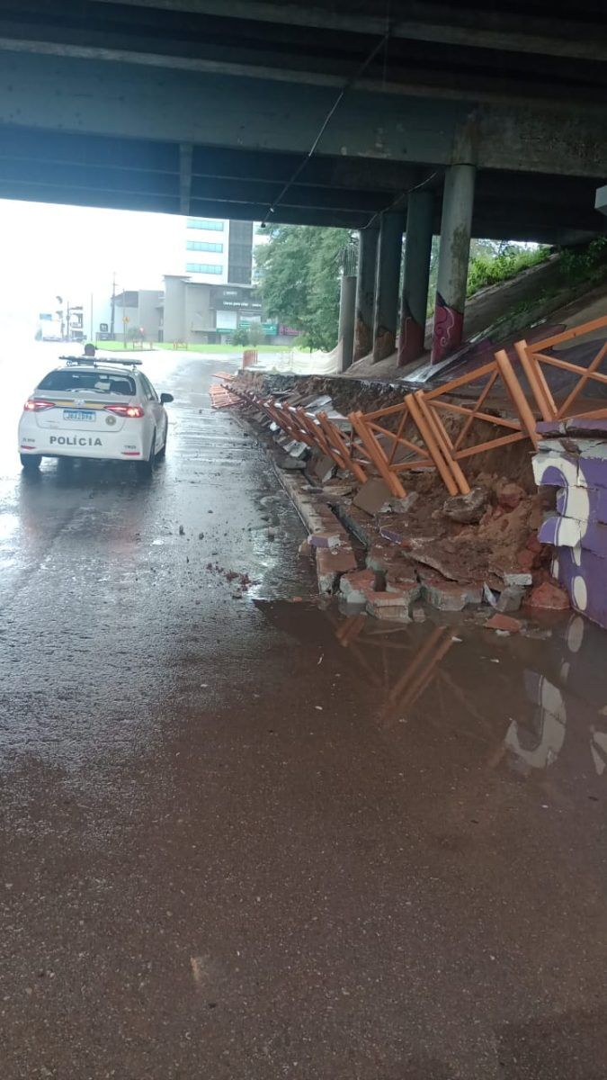Calçada de passeio cai devido ao solo encharcado no viaduto da BR-386