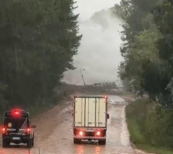 Rompimento de adutora em Vila Seca interrompe trânsito na Rota do Sol
