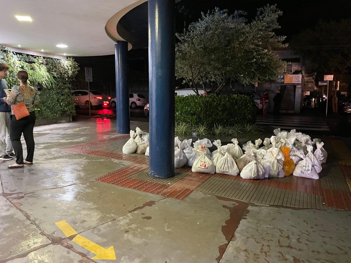 Hospital Bruno Born instala barreiras para evitar entrada da água