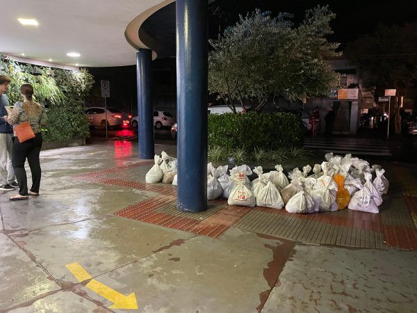 Hospital Bruno Born instala barreiras para evitar entrada da água