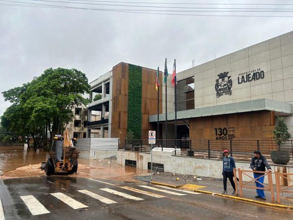 Após atingir pico de 33,35m, Lajeado inicia limpeza