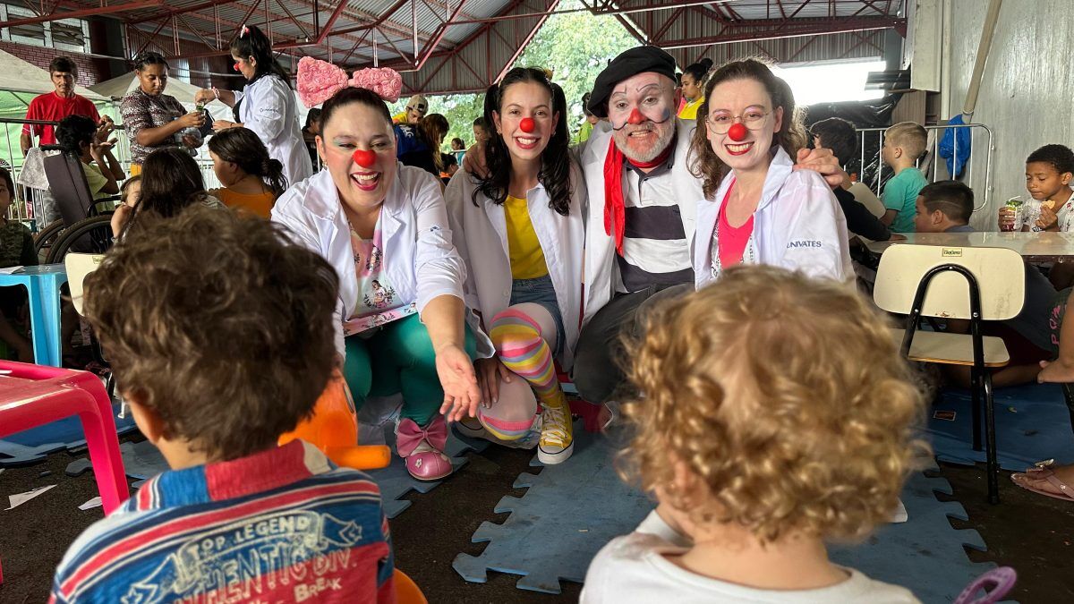 Doutores Palhaços levam experiência de hospital para abrigo