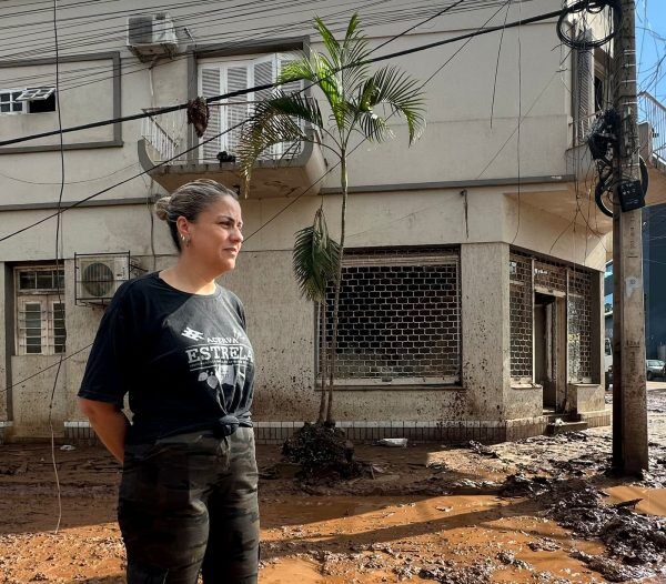 Brechó atingido pelas cheias coloca mil peças de roupas à disposição