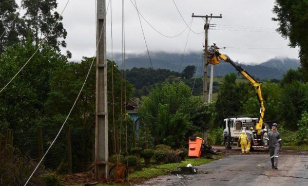 Mais de 12 mil clientes da Certel seguem sem energia no Vale
