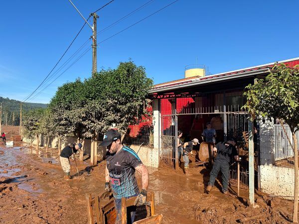 Voluntários chegam a Muçum para auxiliar na limpeza da cidade