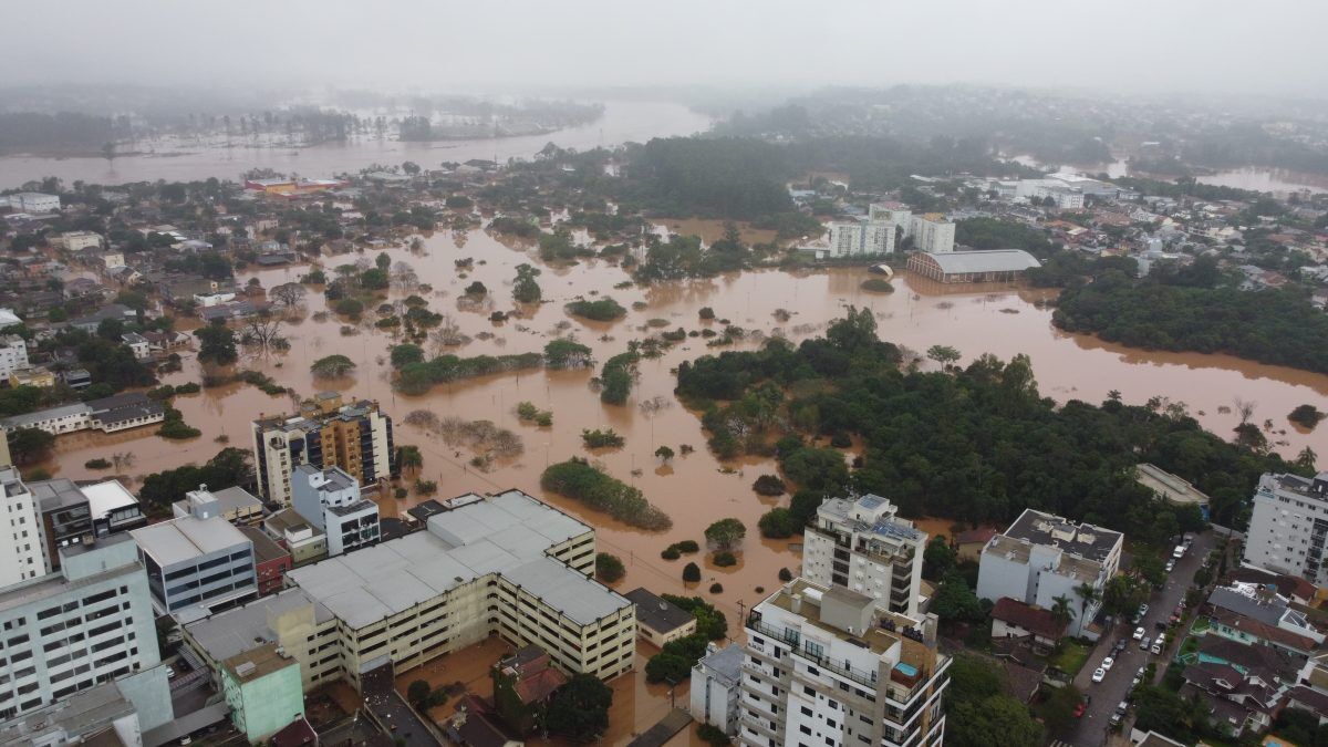 Cheia atinge pico na madrugada e se torna a sexta maior da história