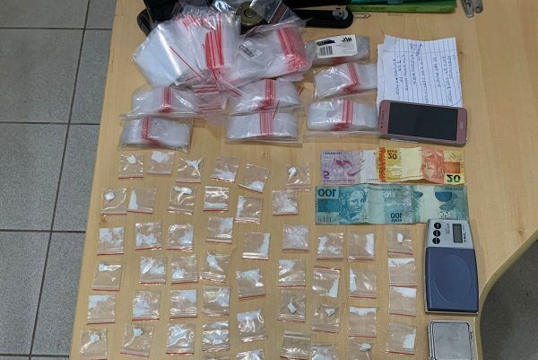 Homem é preso com quase 150 porções de drogas em Capitão